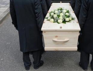 Народные приметы о похоронах и поведении на кладбище К чему падает гроб